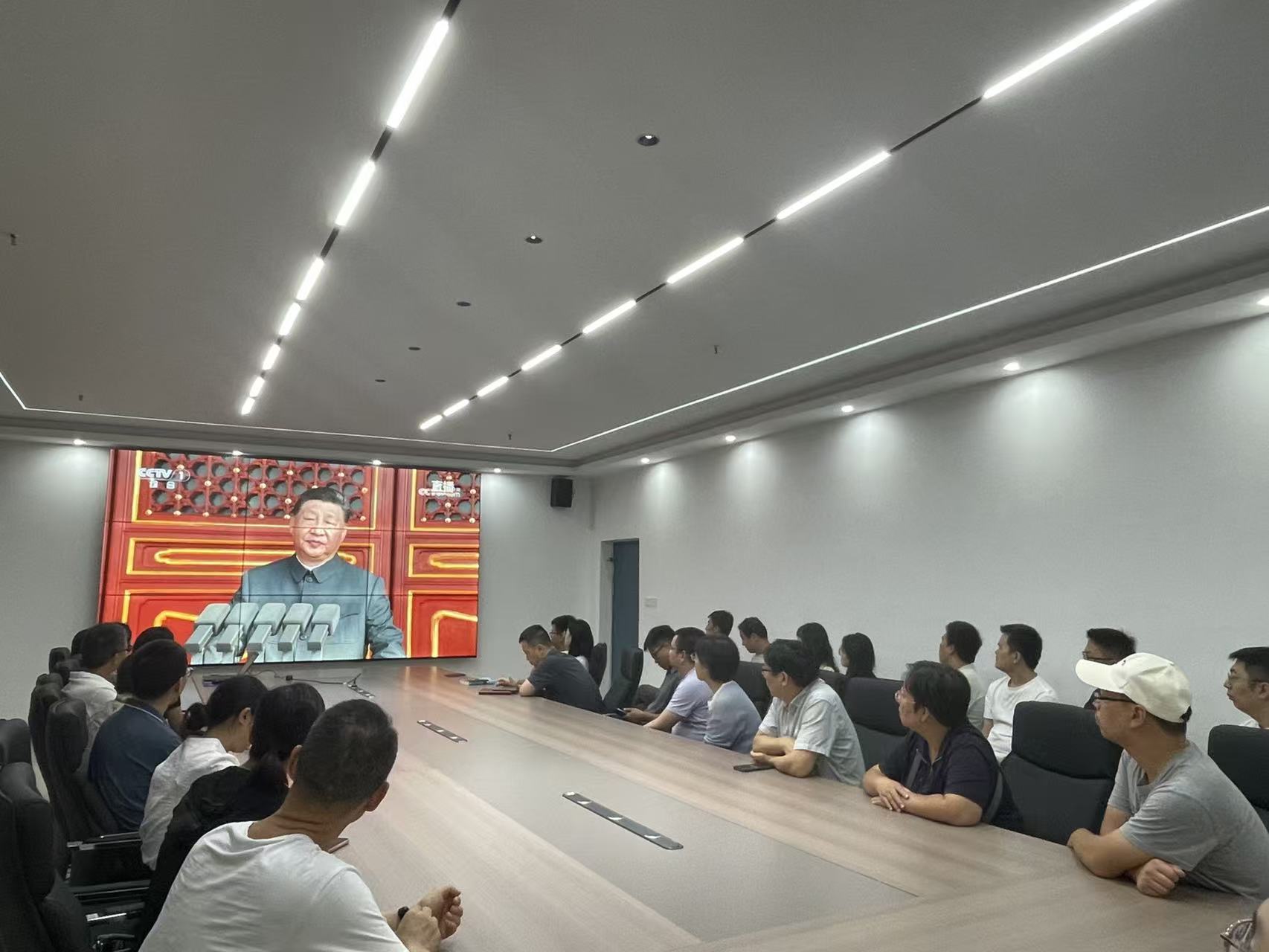 电子信息学院组织师生观看纪念中...