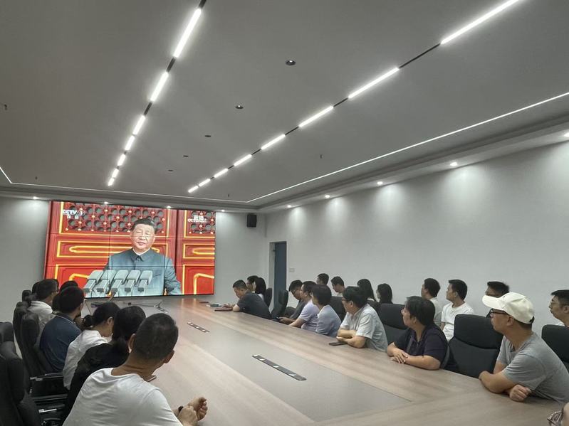 电子信息学院组织师生观看纪念中...