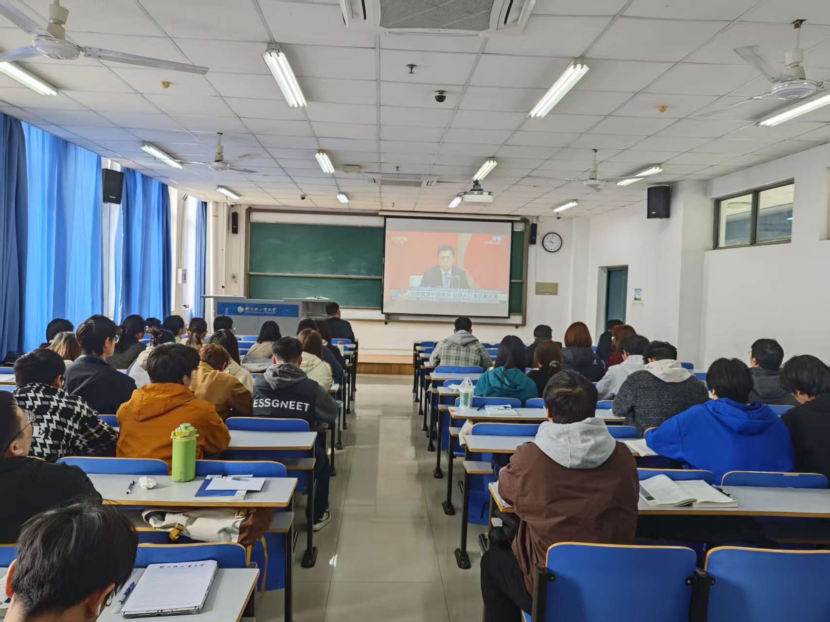 电子信息学院组织师生收看党的二...